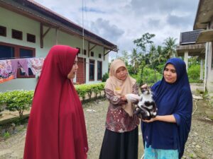 Dinas Pertanian Kota Padang melakukan vaksinasi terhadap Hewan Pembawa Rabies (HPR) pasca kasus empat orang digigit anjing positif rabies di Kelurahan Kuranji,