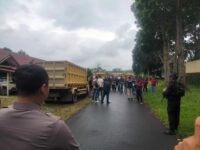 Mabes Polri menggelar rekonstruksi kasus penembakan Kompol Anumerta Ryanto Ulil Anshar. Eks Kasat Reskrim Polres Solok Selatan ini tewas.