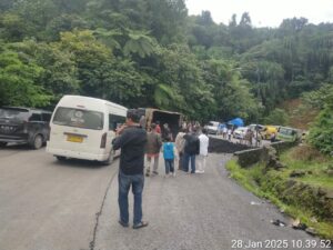 Sebuah truk pengangkut batu bara terbalik dan menghalangi jalan di kelok S Panorama dua, Sitinjau Lauik, Kelurahan Indaruang,