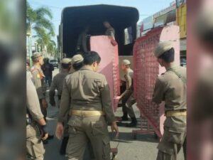 Satpol PP Padang menertibkan lapak pedagang kaki lima (PKL) di kawasan Jalan Permindo pada Kamis (31/1/2025) pagi. Penertiban itu
