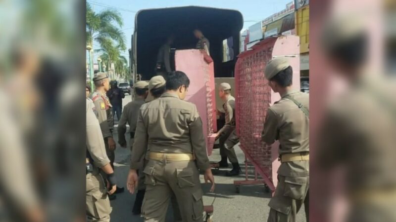 Satpol PP Padang menertibkan lapak pedagang kaki lima (PKL) di kawasan Jalan Permindo pada Kamis (31/1/2025) pagi. Penertiban itu