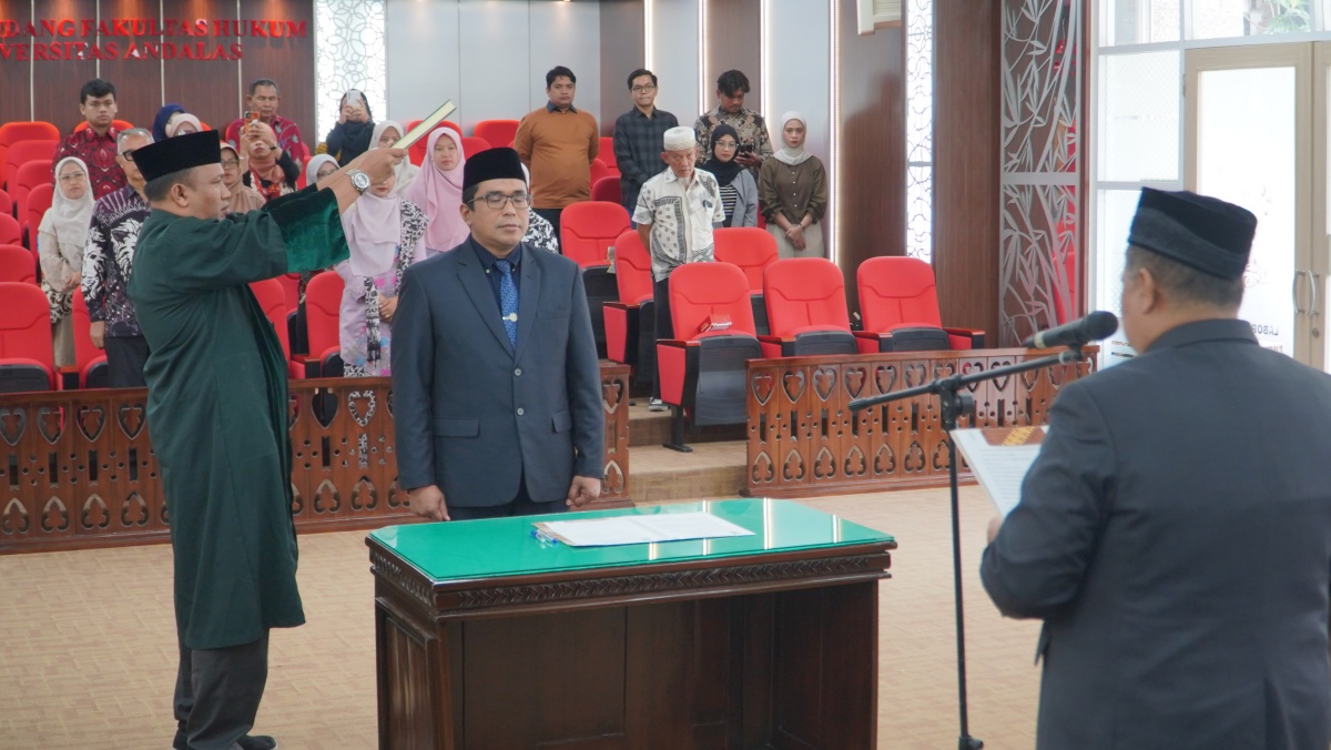 Dekan FH UNAND Lantik Charles Simabura Sebagai Kaprodi Doktor Hukum