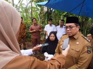 Wabup Tanah Datar Takziah ke Rumah Cinta, Korban Kasus 'Mayat dalam Karung'
