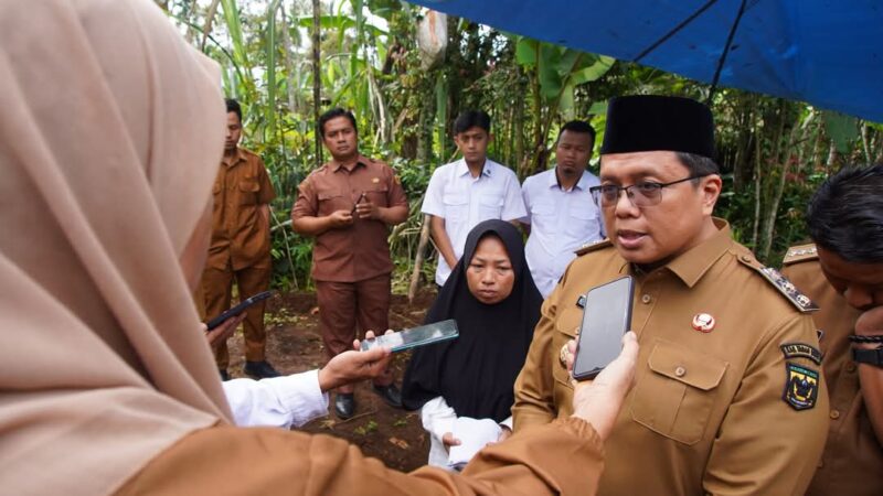 Wabup Tanah Datar Takziah ke Rumah Cinta, Korban Kasus 'Mayat dalam Karung'