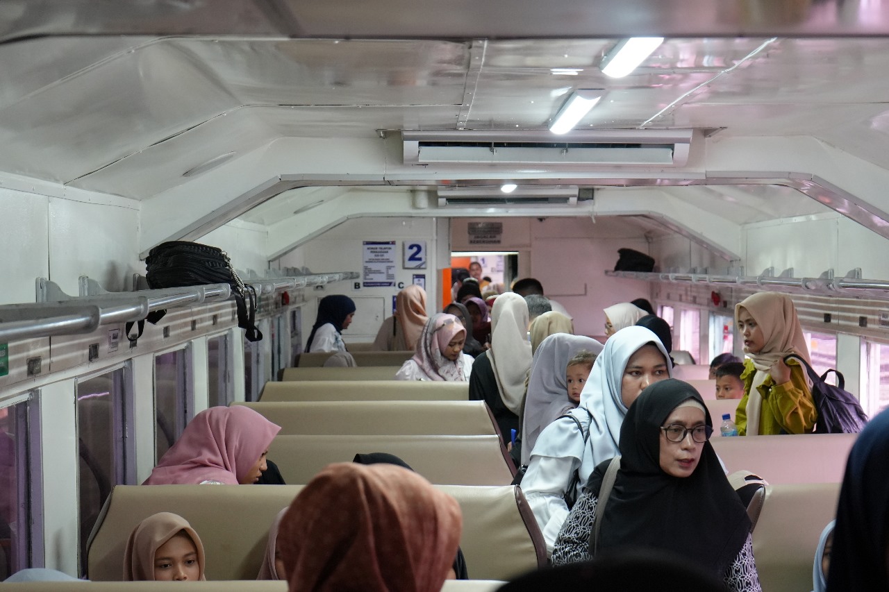 KAI Divre Sumbar Ajak 36 Anak Panti Pasuhan Naik Kereta Api Gratis