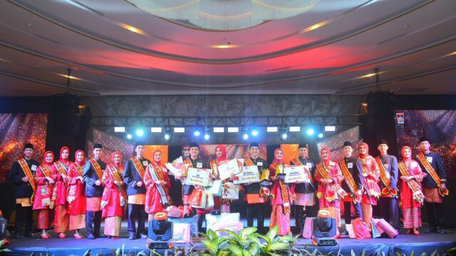 Shintia dan Aidil Dinobatkan Sebagai Uni dan Uda Duta Wisata Padang 2025