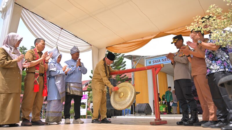 Gubernur Mahyeldi Resmikan Penamaan SMAN 5 Sumbar di Dharmasraya
