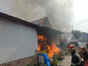 2 Unit Rumah Hangus Terbakar di Padang, Kerugian Mencapai Rp500 Juta