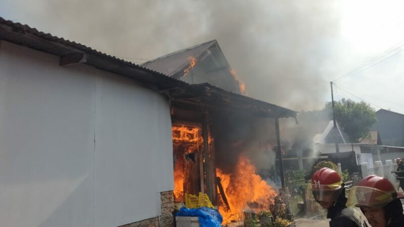 2 Unit Rumah Hangus Terbakar di Padang, Kerugian Mencapai Rp500 Juta