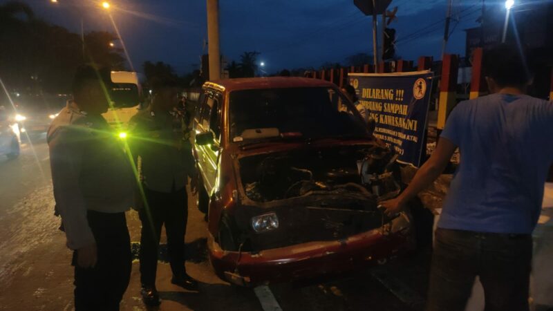 Minibus Ringsek Tertabrak Kereta Api di Padang, Korban Selamat Tanpa Luka