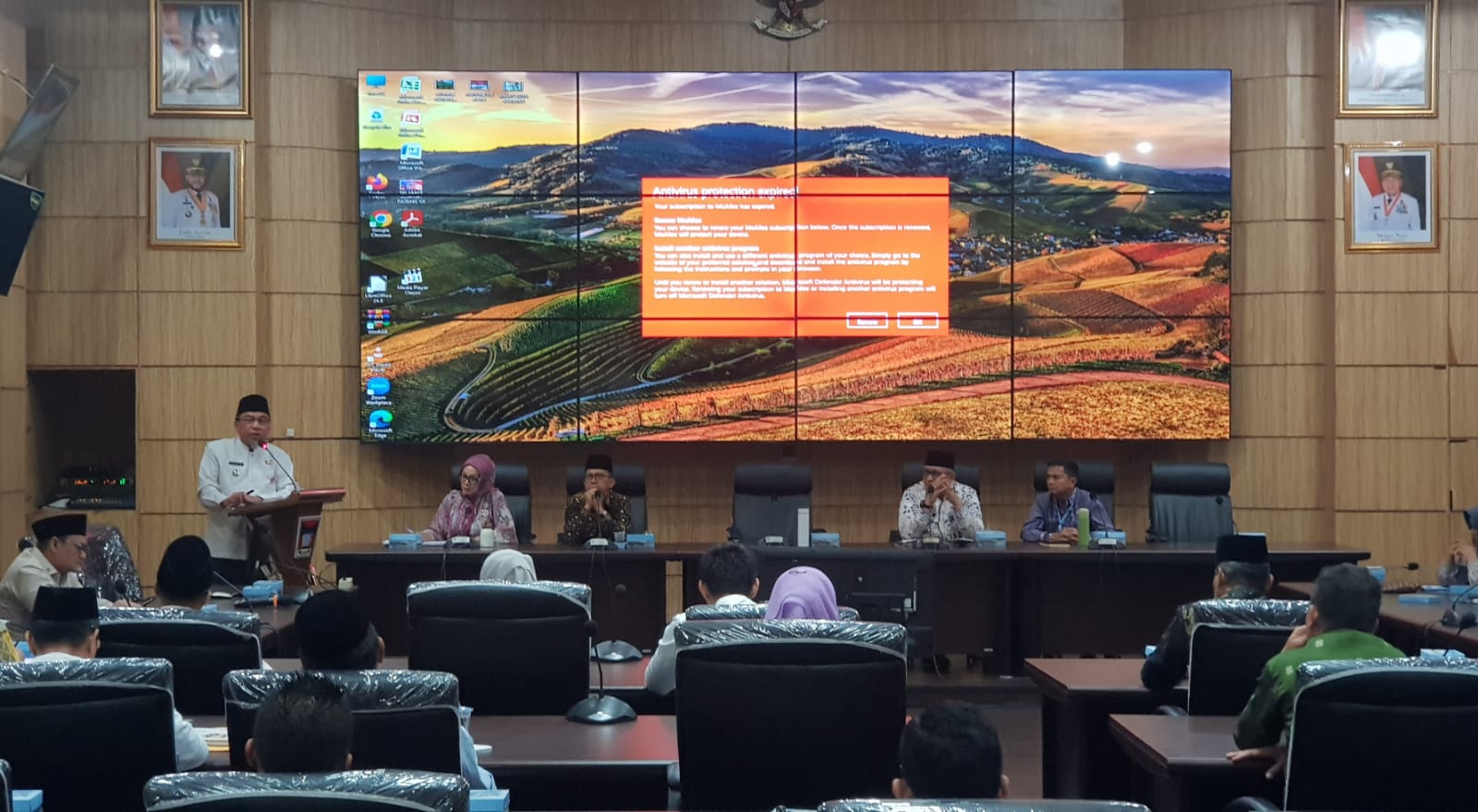 Hari Pertama Berkantor, Wawako Padang Pimpin Rapat Bersama OPD Bahas Target 100 Hari Kerja
