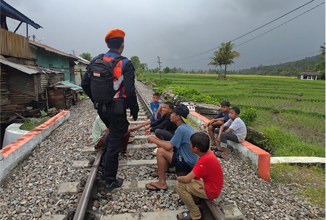 Selama Ramadan, KAI Sumbar Ingatkan Masyarakat Tak Ngabuburit di Jalur Kereta Api