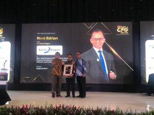 Dirkeu Bank Nagari Roni Edrian Terima Penghargaan Indonesia Best CFO Awards 2025