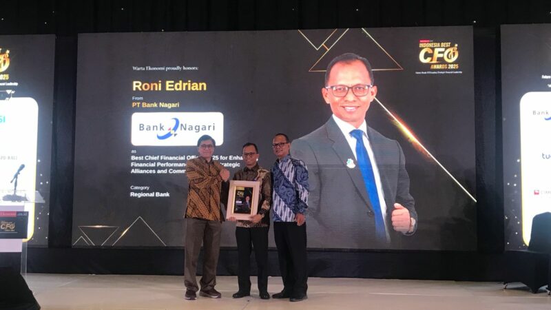 Dirkeu Bank Nagari Roni Edrian Terima Penghargaan Indonesia Best CFO Awards 2025