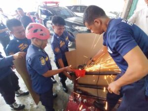 Petugas Pemadam Kebakaran (Damkar) Kota Padang berhasil menyelamatkan tangan seorang anak yang terjepit pipa besi pegangan tangga