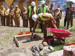 Pj Wali Kota Padang, Andree Harmadi Algamar melakukan peletakan baru pertama pembangunan gedung perpustakaan baru, Senin (10/2/2025).