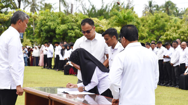 Pj Wali Kota Pariaman, Roberia melantik sebanyak 588 PPPK)pada Rabu (19/2/2025). Kegiatan ini dilaksanakan di Balai Kota Pariaman.
