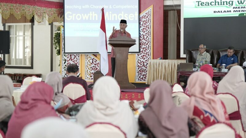 Gubernur Mahyeldi Buka Pelatihan Mengajar Berbasis Growth Mindset bagi Para Guru SMA 1 Bukittinggi