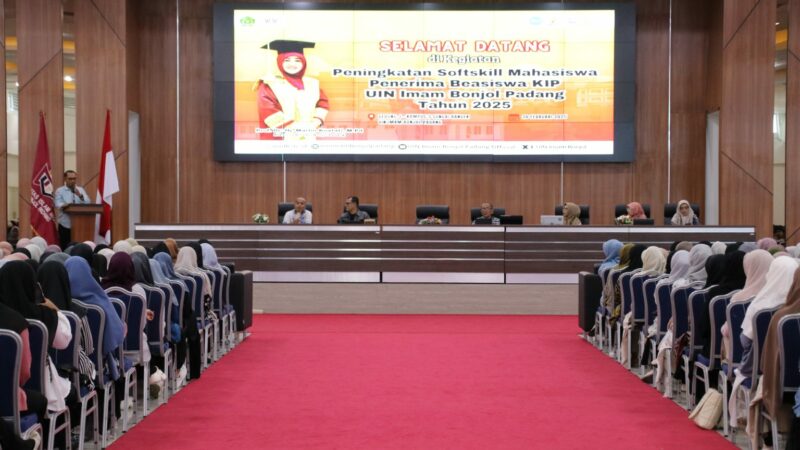 UIN Imam Bonjol Padang menggelar kegiatan peningkatan softskill bagi mahasiswa penerima beasiswa KIP pada tahun 2025 di Gedung J pada