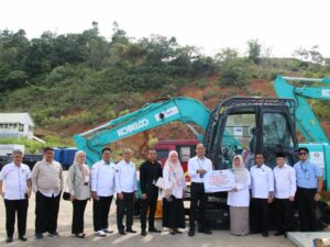 BTN Syariah bekerja sama dengan UIN Imam Bonjol Padang melalui program “Asas Manfaat” resmi meluncurkan penyediaan 1 unit excavator Kobelco