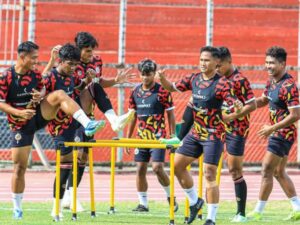 Pemain Semen Padang FC saat sesi latihan beberapa waktu lalu.