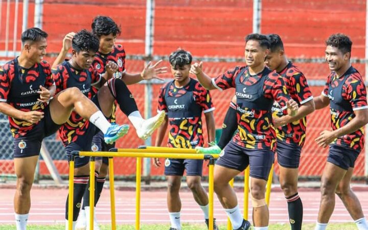 Pemain Semen Padang FC saat sesi latihan beberapa waktu lalu.