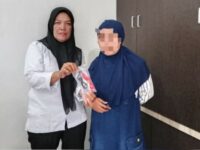 Petugas Lapas Kelas IIA Padang gagalkan upaya penyelundupan barang terlarang dari keluarga seorang warga binaan saat pemeriksaan kunjungan.