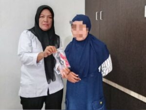 Petugas Lapas Kelas IIA Padang gagalkan upaya penyelundupan barang terlarang dari keluarga seorang warga binaan saat pemeriksaan kunjungan.