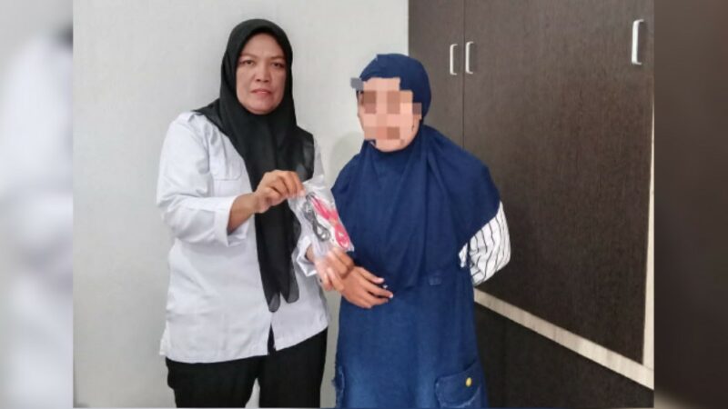 Petugas Lapas Kelas IIA Padang gagalkan upaya penyelundupan barang terlarang dari keluarga seorang warga binaan saat pemeriksaan kunjungan.