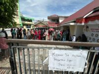 Warga Kota Padang antusias mengambil kupon jalan sehat dalam rangka HUT Partai Gerinda ke-17 yang dijadwalkan akan berlangsung pada Minggu