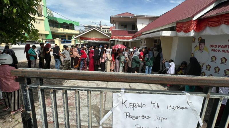 Warga Kota Padang antusias mengambil kupon jalan sehat dalam rangka HUT Partai Gerinda ke-17 yang dijadwalkan akan berlangsung pada Minggu
