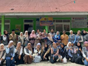 Sebanyak 25 orang mahasiswa Universitas Andalas membangun kesadaran tentang pentingnya hidup sehat berupa kesehatan gigi dan pengobatan