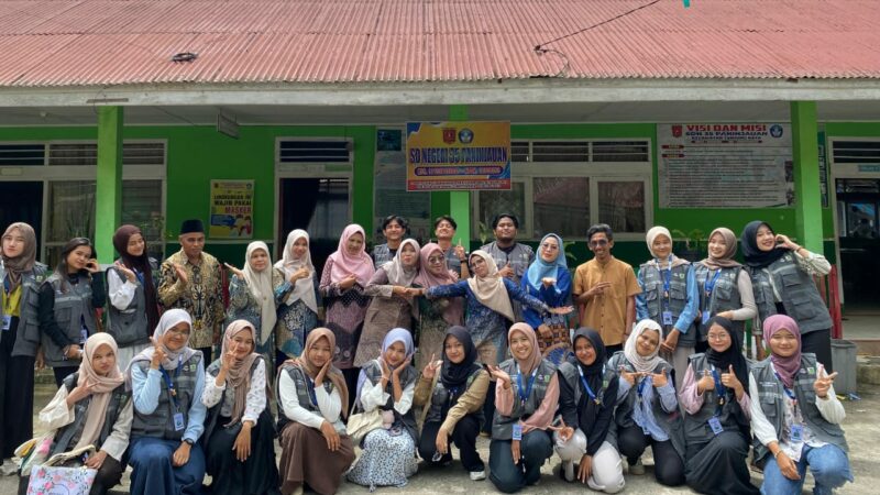 Sebanyak 25 orang mahasiswa Universitas Andalas membangun kesadaran tentang pentingnya hidup sehat berupa kesehatan gigi dan pengobatan
