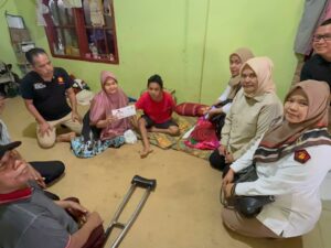 Putri Ifriyani (34) tampak senang menyambut kedatangan tim Andre Rosiade ke rumahnya di Jalan Mustika XII Nomor 165, RT 003 RW 014,