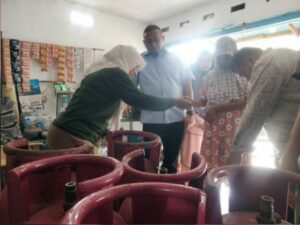 Wakil Ketua Komisi VI DPR RI Andre Rosiade dan PT Pertamina Patra Niaga Wilayah melakukan pengecekan ke sejumlah pangkalan LPG 3 kilogram