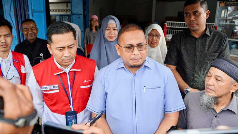 Wakil Ketua Komisi VI DPR RI Andre Rosiade melakukan inspeksi mendadak (sidak) ke sejumlah pangkalan LPG 3 kilogram di Kota Padang,