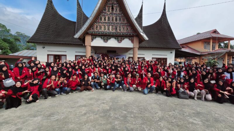 Sebanyak 579 mahasiswa Universitas Muhammadiyah (UM) Sumatera Barat resmi dilepas untuk mengikuti Program Kuliah Kerja Nyata (KKN) 2025