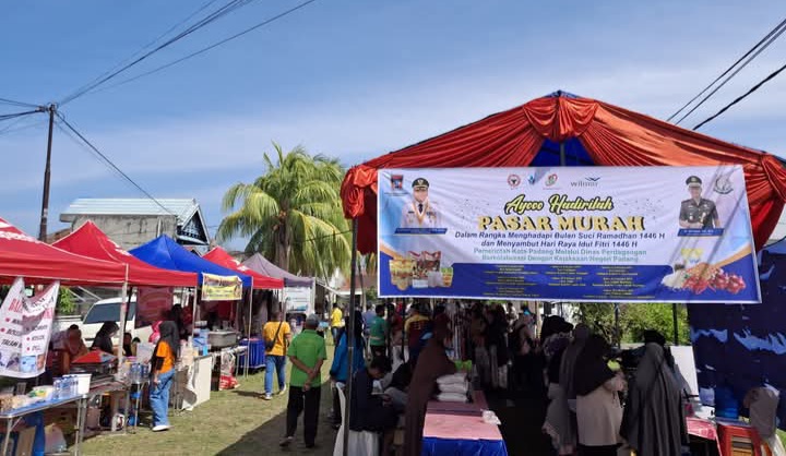 Pemko Padang melalui Dinas Perdagangan bekerja sama dengan Kejaksaan Negeri Padang menggelar pasar murah di delapan kecamatan.Pasar murah ini