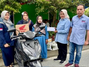 Isnaini Delmita (50), tampak tak kuasa menahan haru ketika didatangi tim Andre Rosiade ke rumahnya. Bagaimana tidak, tim Andre datang membawa