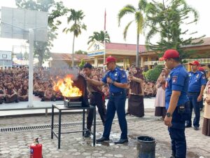 Dinas Pemadam Kebakaran (Damkar) Padang Goes to School di SMPN 8 Padang dalam rangka mengedukasi pencegahan dan penanggulangan kebakaran