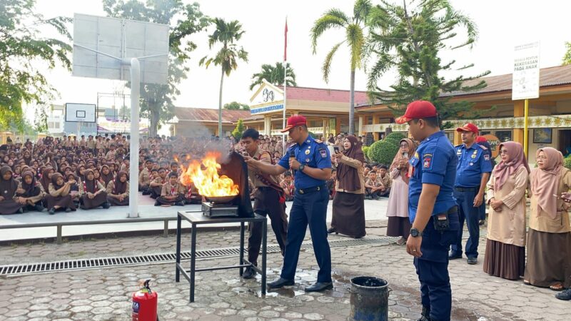 Dinas Pemadam Kebakaran (Damkar) Padang Goes to School di SMPN 8 Padang dalam rangka mengedukasi pencegahan dan penanggulangan kebakaran
