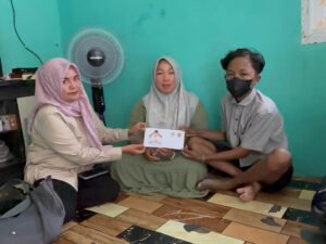 Yudi Putra (19) terlihat sangat pucat dan lelah. Penyakit langka yang ia derita, Thalasemia, memaksanya menjalani transfusi darah