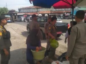 PKL di beberapa titik di Kota Padang ditertibkan oleh personel Satpol PP pada Selasa (18/2/2025), karena dinilai melanggar peraturan.