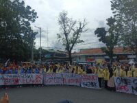 Ratusan mahasiswa yang tergabung dalam beberapa aliansi Badan Eksekutif Mahasiswa (BEM) Sumatra Barat (SB) memadati halaman kantor DPRD