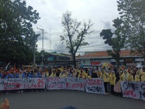 Ratusan mahasiswa yang tergabung dalam beberapa aliansi Badan Eksekutif Mahasiswa (BEM) Sumatra Barat (SB) memadati halaman kantor DPRD