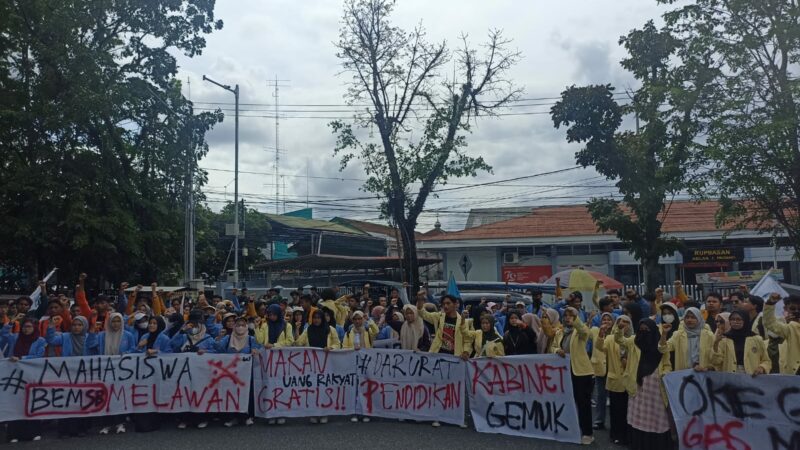 Ratusan mahasiswa yang tergabung dalam beberapa aliansi Badan Eksekutif Mahasiswa (BEM) Sumatra Barat (SB) memadati halaman kantor DPRD