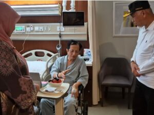 Gubernur Sumbar Jenguk Menteri Agama di RS Pondok Indah