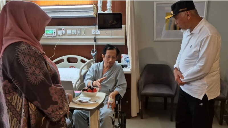 Gubernur Sumbar Jenguk Menteri Agama di RS Pondok Indah