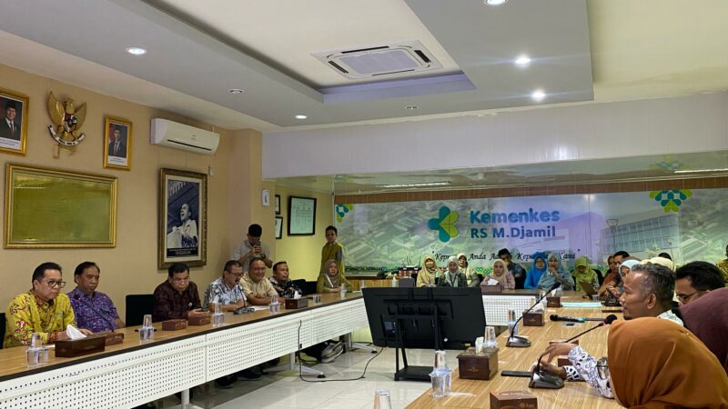 Ombudsman Sumbar melakukan kunjungan ke RS M Djamil Padang pada Selasa (18/2/2025). Kunjungan Ombudsman Sumbar dalam rangka