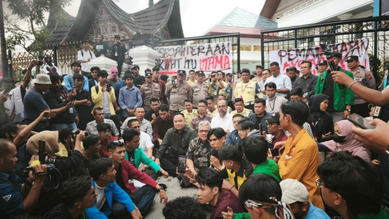 Koordinator Pusat Aksi Badan Eksekutif Mahasiswa (BEM) Sumatra Barat (SB), Rifaldi mengungkapkan bahwa 100 hari kerja Prabowo-Gibran